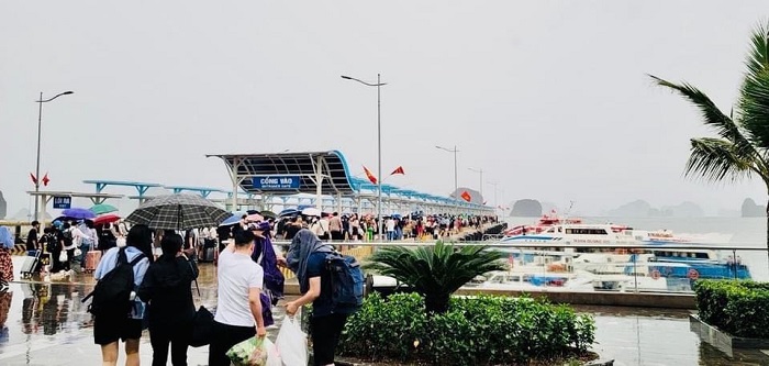 Du khách xếp hàng xuống tàu tại Cảng quốc tế Ao Tiên dịp nghỉ lễ
